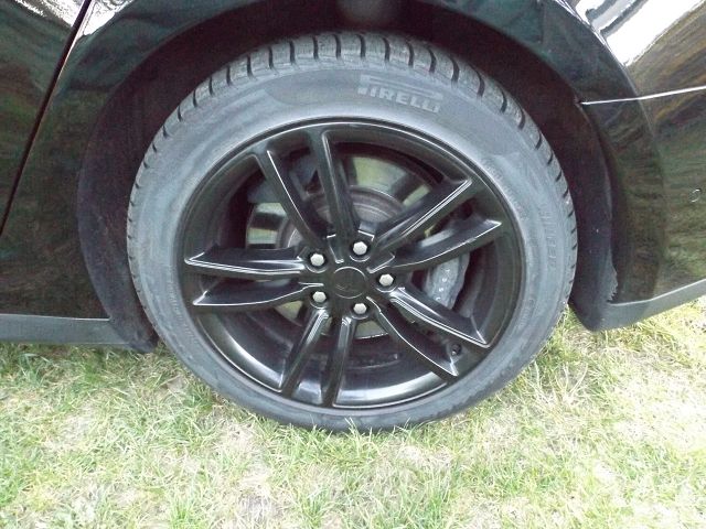 Tesla Model S Schwarze Felge mit Pirelli Reifen